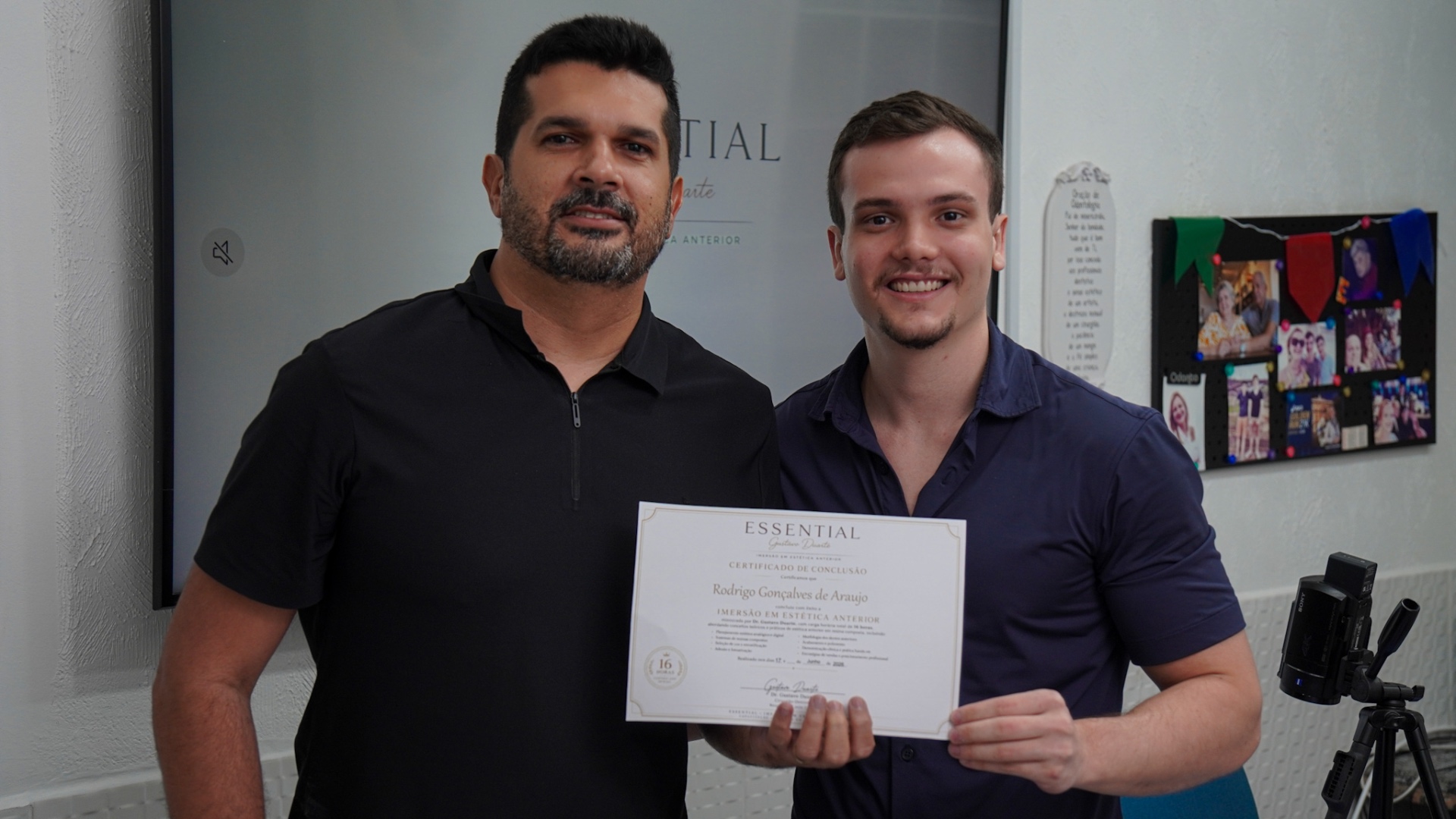 Dr. Gustavo entregando o certificado de conclusão a um aluno formado